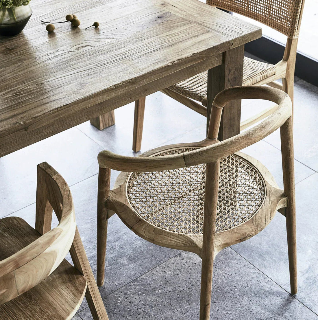 Extendable dining tables: buying guide for busy homes - Sleek Furniture